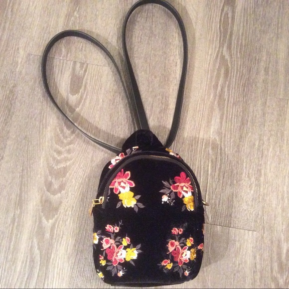 Zara Handbags - 🌷 Small 2 way black embroidered floral backpack